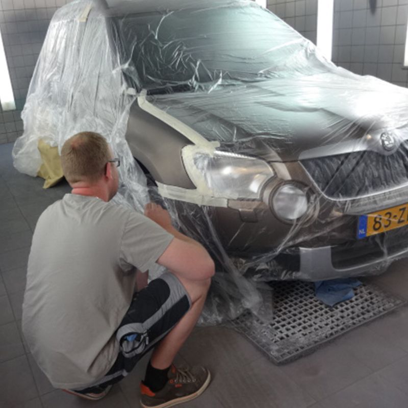 Laatste check van een hersteld voertuig voor aflevering