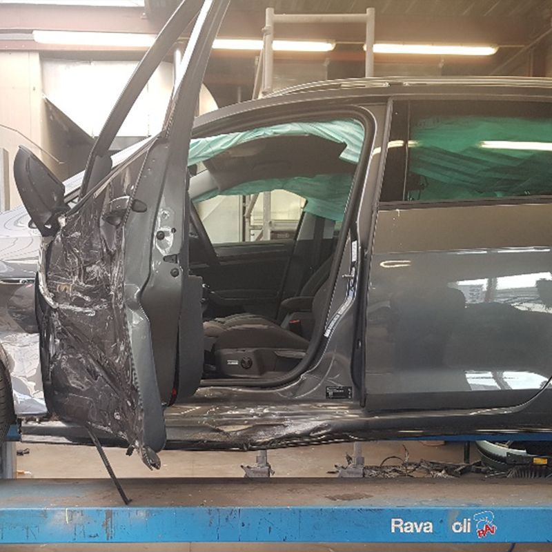 Schadeherstel in uitvoering aan het portier van een personenauto