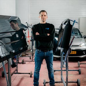 Vakman van Mourits in de werkplaats