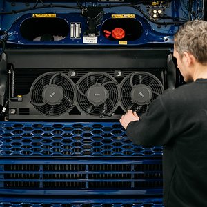 Monteur werkt aan de radiatorpartij van een Volvo trekker