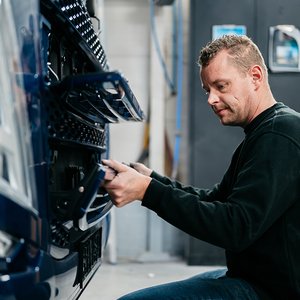 Monteur monteert onderdelen aan de voorzijde van een vrachtwagen
