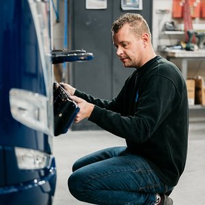 Monteur werkt aan de bumper van een vrachtwagen