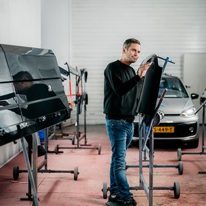 Monteur controleert een spatscherm voor montage