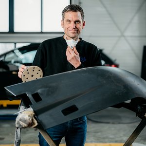 Monteur na het schuurwerk, klaar voor de spuitcabine