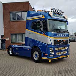 Vrachtwagen na volledige respray in bedrijfskleuren