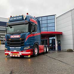 Volledig gerespoten Scania trekker in bedrijfskleuren voor de werkplaats