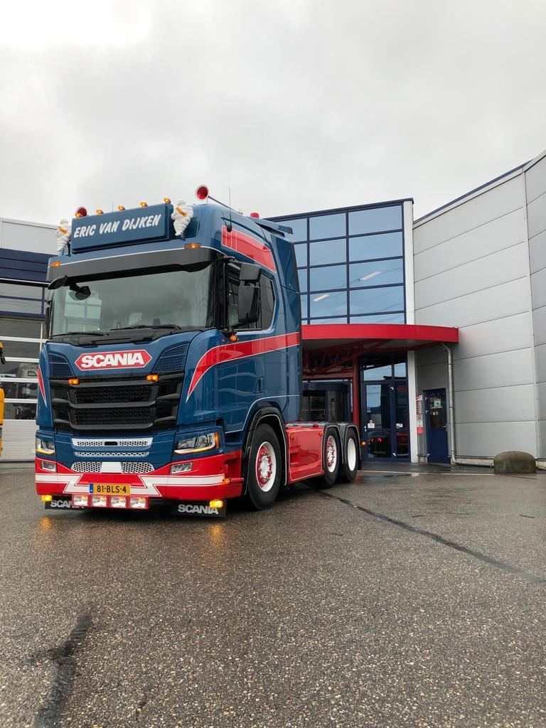 Volledig gerespoten Scania trekker in bedrijfskleuren voor de werkplaats