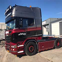 Vrachtwagen met fris aangebrachte laklaag