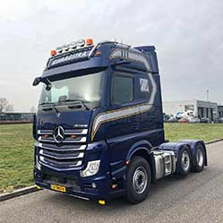 Afgewerkte vrachtwagen klaar voor aflevering bij de klant