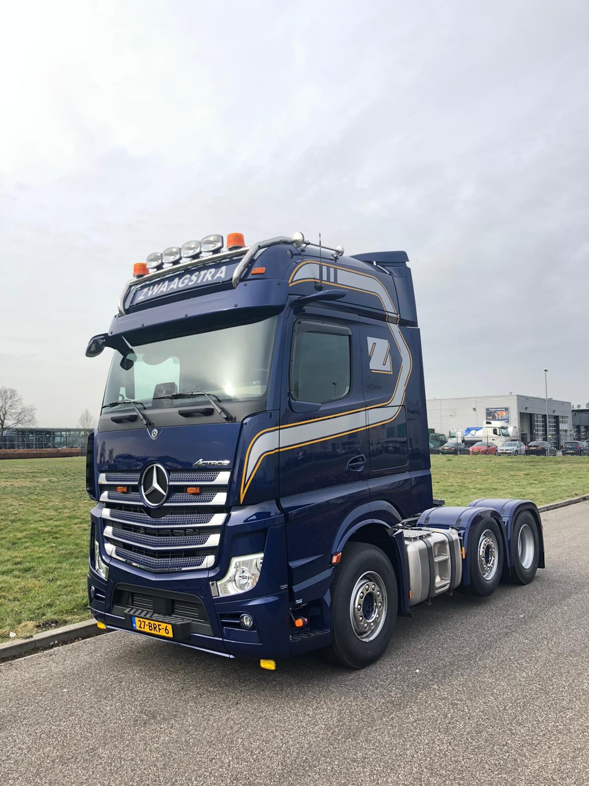 Afgewerkte vrachtwagen klaar voor aflevering bij de klant