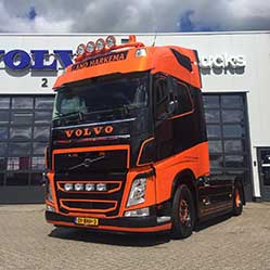 Truckcabine met gedetailleerde belettering