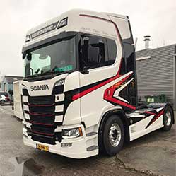 Close-up van het spuitwerk op een truckcabine