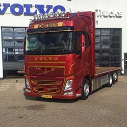 Vrachtwagen voor de werkplaats na afronding van het spuitproces