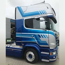 Vrachtwagen geparkeerd na oplevering van de truckspuiterij