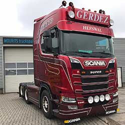 Vrachtwagencabine na afwerking in de truckspuiterij