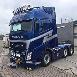 Vrachtwagen met nieuwe belettering na spuitwerk