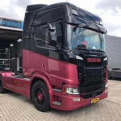 Vrachtwagen met bedrijfsbelettering na afwerking