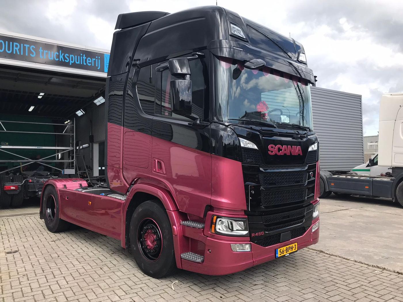 Vrachtwagen met bedrijfsbelettering na afwerking