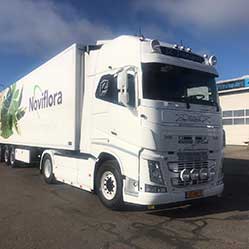 Vrachtwagen in de spuitcabine tijdens de truckspuiterij