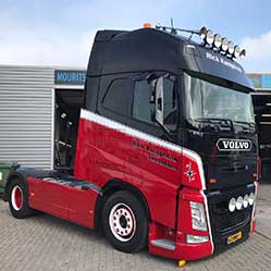 Vrachtwagen na restauratie en schadeherstel